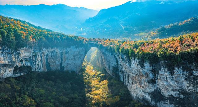 天生桥冬日披“彩衣”