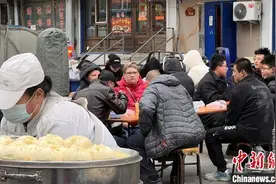 豆浆、果子、茶鸡蛋，俄罗斯人组团到黑河吃早饭图片