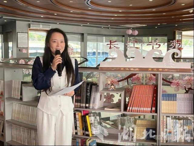 两江游船换上“中国红”，上新多主题潮玩“双节”假期