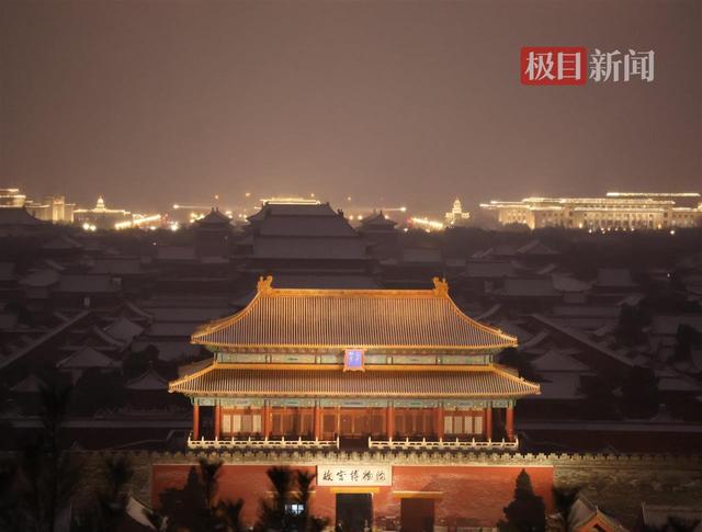 北京初雪，游客摩肩接踵爬山直奔“故宫绝佳观景位”打卡，景山公园游客超5000人