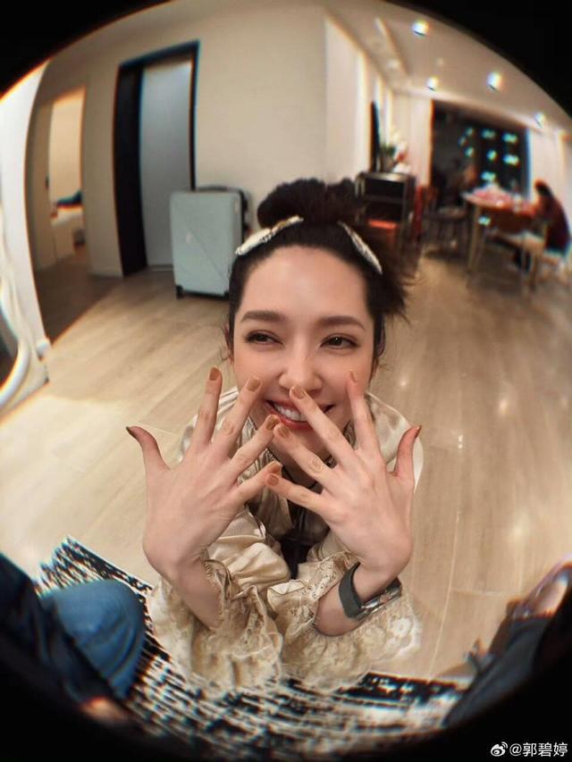 41岁女演员郭碧婷回应与向佐分居两地：不用嫁鸡随鸡、嫁狗随狗	，他只用和孩子维持感情就好；坦言婆婆向太给了自己和孩子很多钱