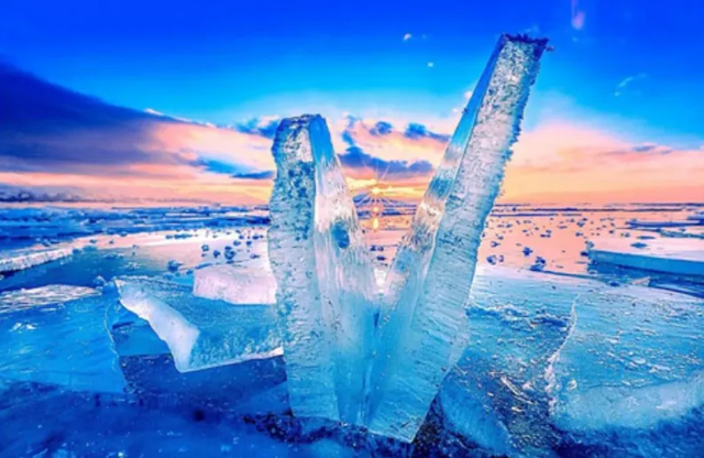 新知|半湖脂玉半湖蓝！赛里木湖冰雪秀浪漫上演