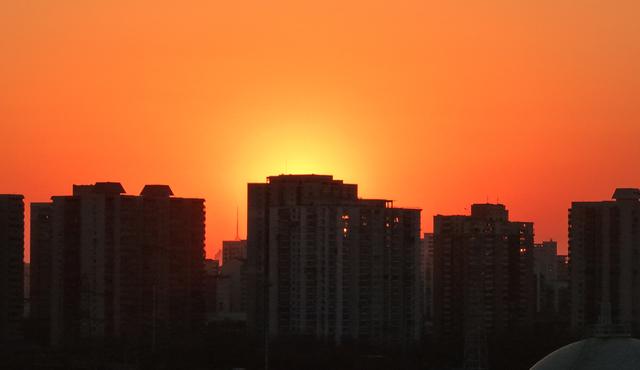 仿佛镀上了一层金色的光，北京冬至日邂逅最美夕阳