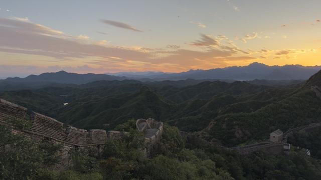 金红泼染烽台侧 云浪翻熔万山脊