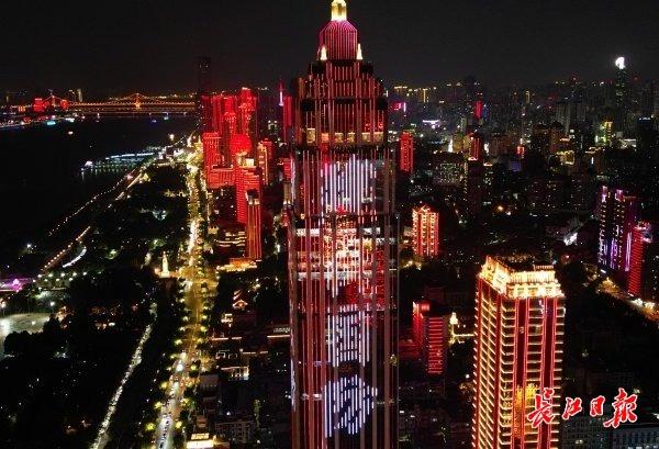 武汉上演八一主题灯光秀