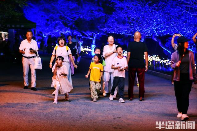 这里是青岛｜中山公园假期夜游人气旺