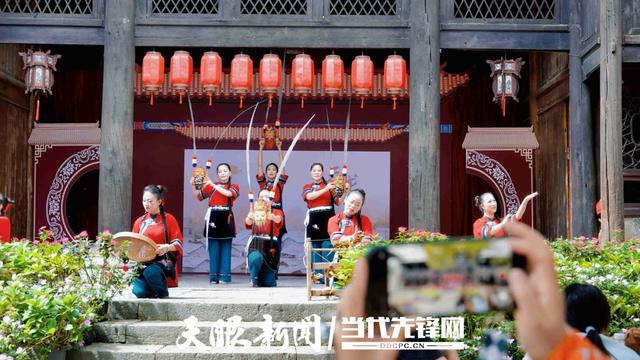 逛古镇 赏地戏 天龙屯堡景区游客如织