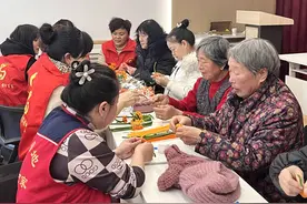 ​福山区清洋街道史家庄社区开展“柿柿如意，乐享晚年” 老年人扭扭棒手工活动图片