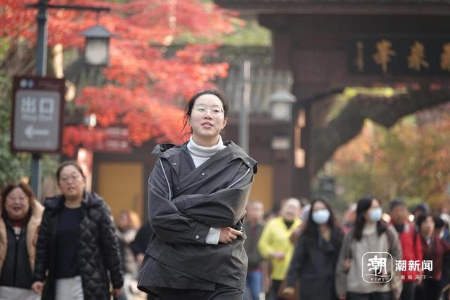 灵隐飞来峰景区免票第一天，截至17时，共接待游客26205人次