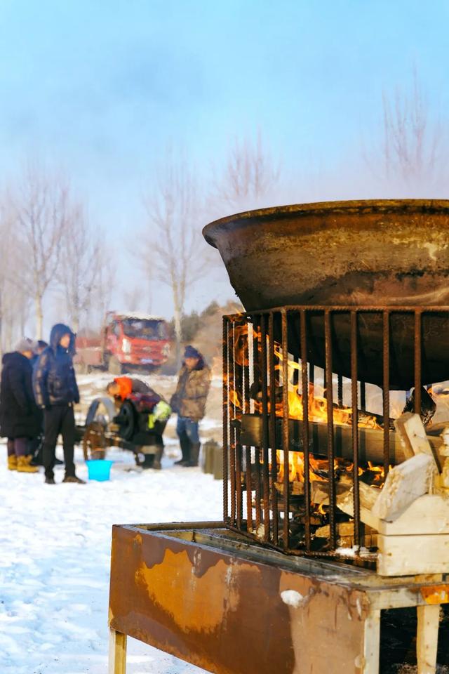 冰雪节的超绝冰雕来自哪里？今天大黑河上的号子声给出了答案