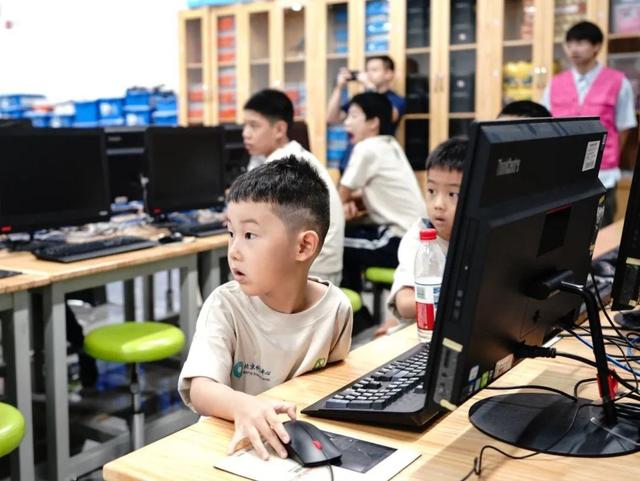 互联护苗 │ AI探密+科技中轴+宇宙穿越——“互联护苗2025”打卡北京科学中心