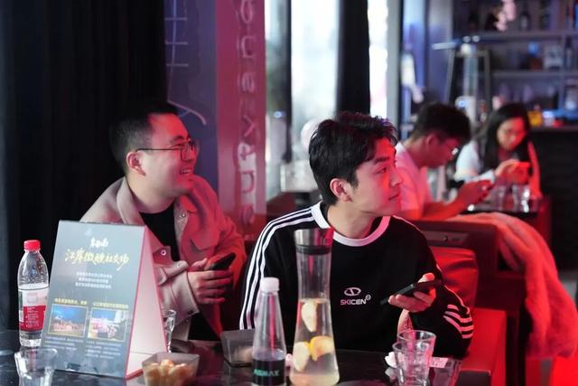 青春就要这“young”玩出“趣” | 在Citywalk中寻找同频“搭子”