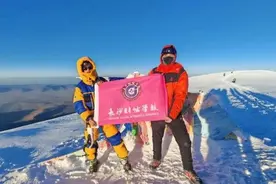 青春逐梦雪山之巅，长沙财经学子朱浩宇让校旗飘扬玉珠峰！图片