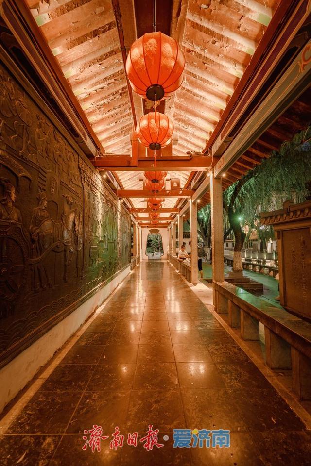 一年四季 泉在济南丨入夜时分游人如织，市民趵突泉畔纳凉成盛景