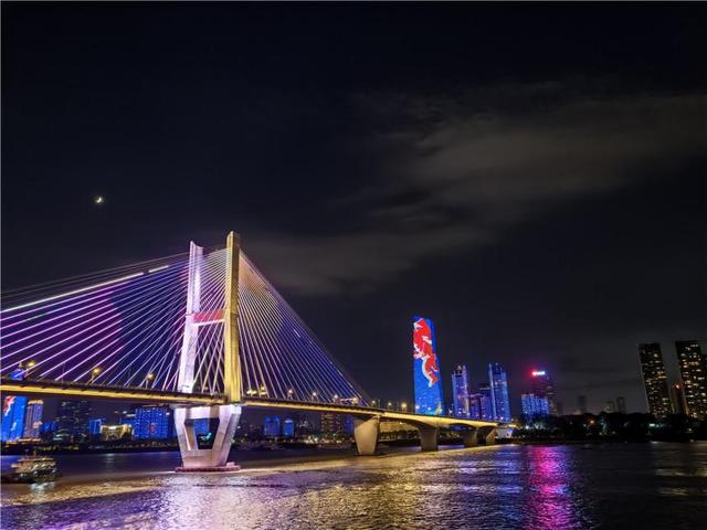 武汉：夜游长江人气旺 两江四岸流光溢彩