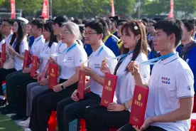 基层情怀需要滋养，不能只是消耗 | 睡前聊一会儿图片