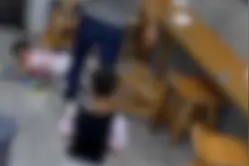 男童与同学打闹反落下风后，家长一巴掌扇倒对方，警方通报：双方家长已自愿达成调解视频封面