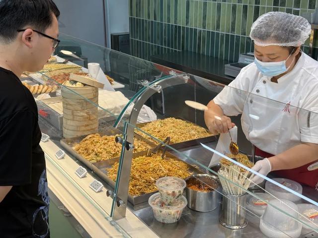 「贵妇超市」，正在变成「穷鬼食堂」？