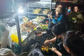 每天上百人排队等候，还有从临安赶到临平，就为吃碗夜市里的“天水麻辣烫”图片