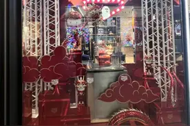 推“龙年限定”、设艺术装置……高端消费品抢抓龙年营销图片