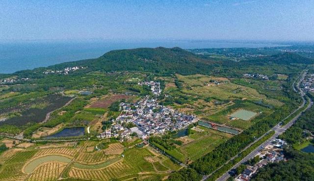 四顶山下，何止青绿？