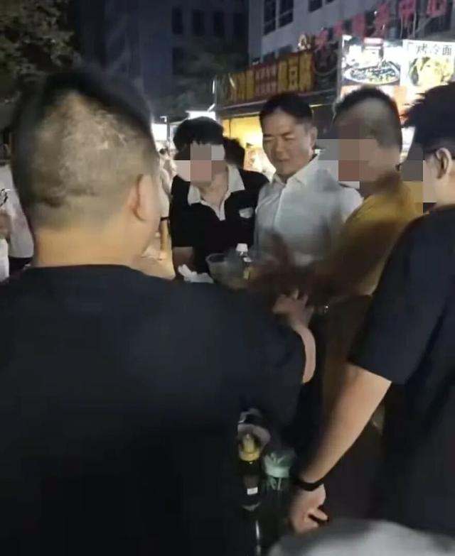 刘强东回江苏宿迁老家，逛京东折扣超市，凌晨现身大排档吃烧烤并与路人搂肩合影，或将现场观看“苏超”