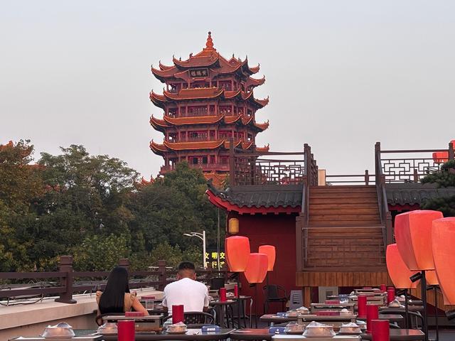 十一假期黄鹤楼下一烧烤店“忙炸了”：下午三点就有人来占位，有顾客愿为等位耗费两小时
