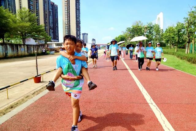与秋景同行！港南迎来8000人健步走