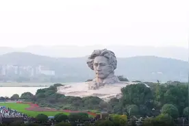 延时+组图丨橘子洲青年毛泽东雕塑再次迎来游客瞻仰参观图片