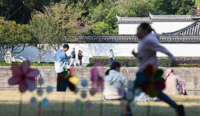 金秋时节，市民在方塔园度过惬意时光