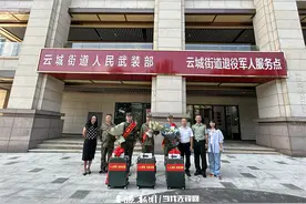 热血青年身披戎装赴军营！白云区欢送2024年秋季新兵入伍图片