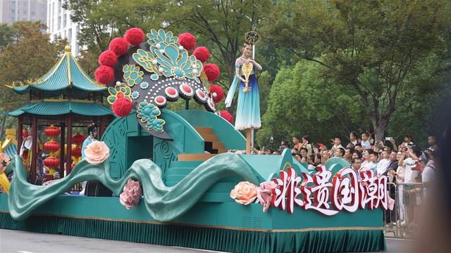 “比过年还热闹！”武汉花车巡游吸引十万游客见证“河山锦绣”