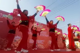 村头唱大戏 当街煮饺子——回村过年让高青县孙坊村迎来最热闹的春节大联欢图片
