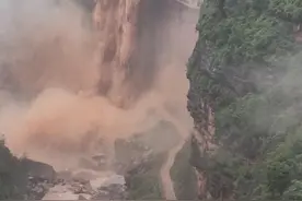 四川会东强降雨形成巨型山洪瀑布，过路司机紧急避险 当地回应：无人伤亡，道路已恢复正常图片