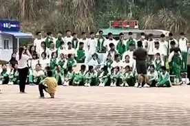 痛心！病重男孩与全班拍毕业照次日离世，家人：接受不了，一直在哭视频封面