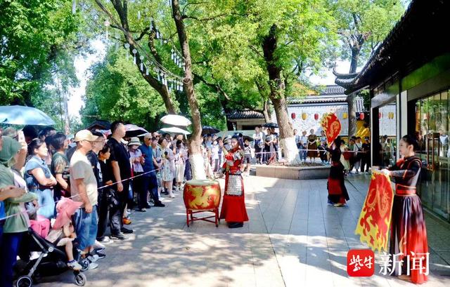 镇江：苏超又搭台  文旅唱大戏