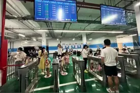 浙江义乌鸡鸣山学校地下停车场接娃模式受好评，网友：请出示你的“取孩码”图片