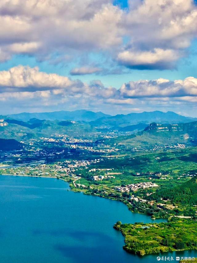 白云蓝天山水相映，卧虎山水库景色如画