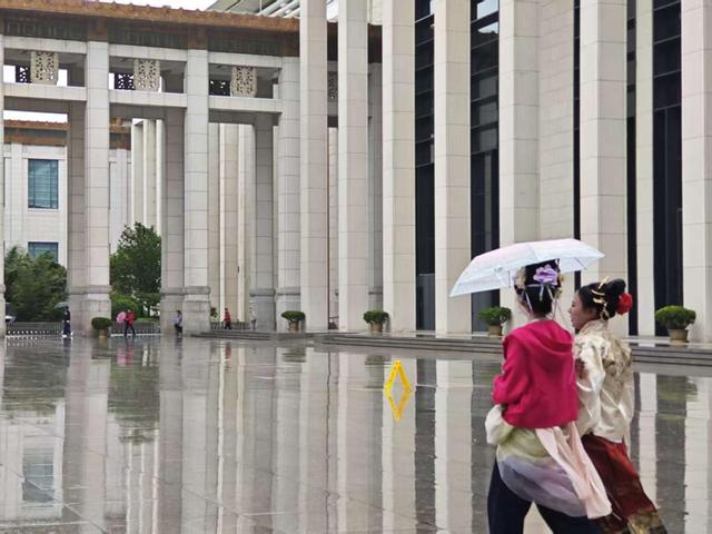 京城秋雨歇又至，游客热情不减