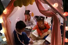 全校学生在夜灯下、帐篷里读书！深圳这所学校好浪漫图片