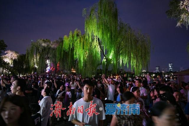 一年四季 泉在济南丨大明湖“夏雨荷2.0”搬迁逾两日热度不减！北岸钢琴广场人潮如织