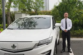 杭州优行科技有限公司网约车司机、车队长原永辉 用诚心换乘客舒心图片