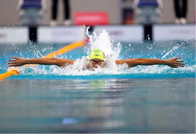 十五运泳池上演“神仙打架”，18岁张展硕再力压孙杨潘展乐，这匹黑马憋了多少大招？