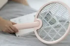 电蚊拍有几千伏，不小心碰到会触电吗？安全使用要点请牢记图片