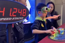 山东淄博兄妹成功挑战盲拧魔方世界纪录图片