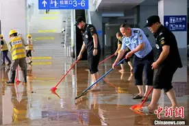 广西桂林火车站积水消退 将恢复办理旅客乘降图片