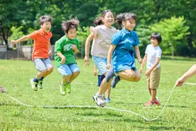 现在的孩子，都不会跳长绳了图片