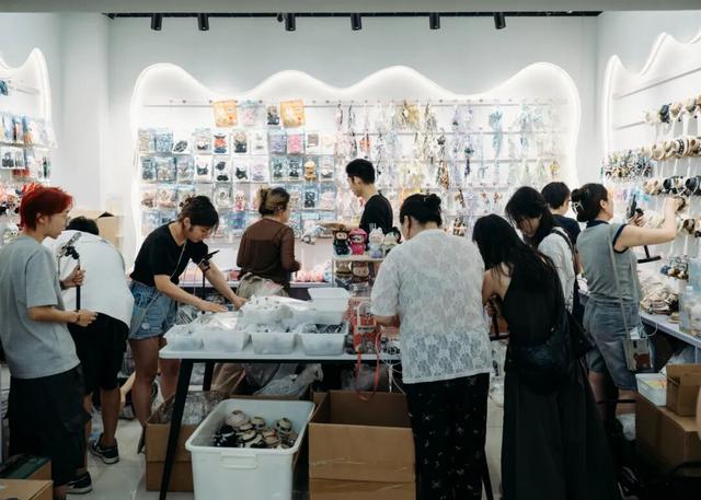 她每天走几万步，在拉布布衣橱里搞钱