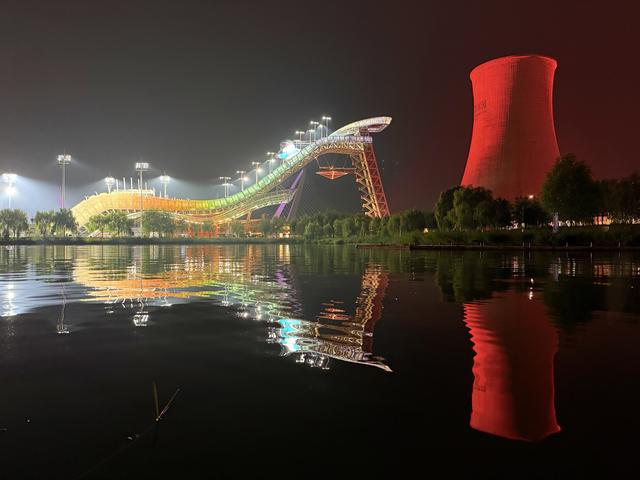 直击服贸会现场！北京首钢园夜景璀璨