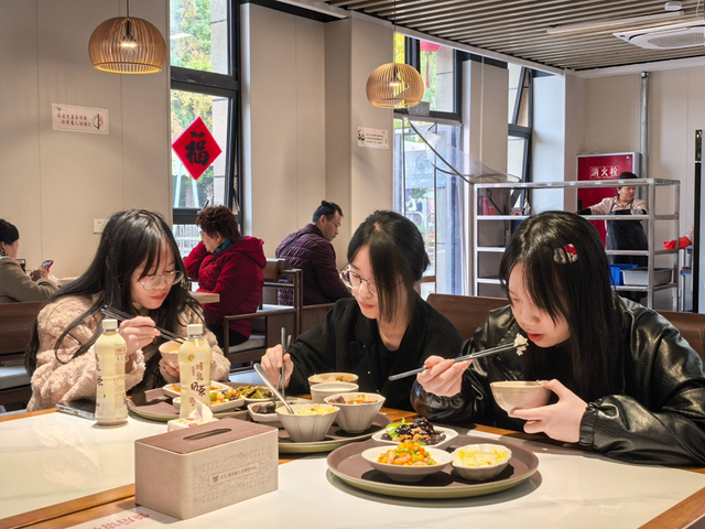 售价3元至12元，年轻人为何抢着去博物馆“干饭”？